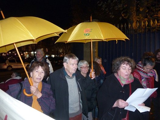 Paula et Bernard sous leurs parapluies jaunes devant la préfecture